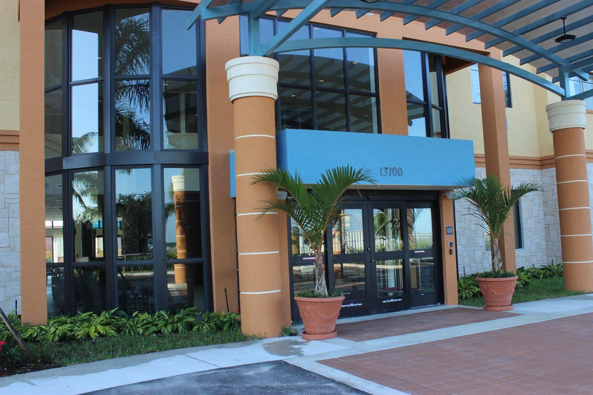 Western Miami Executive Airport And 3* Country Walk